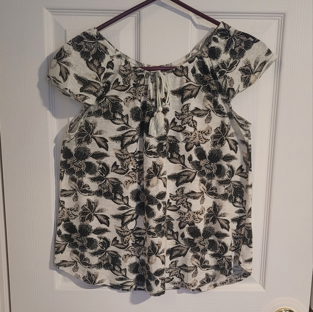 Women's xs black tan and gray floral shirt